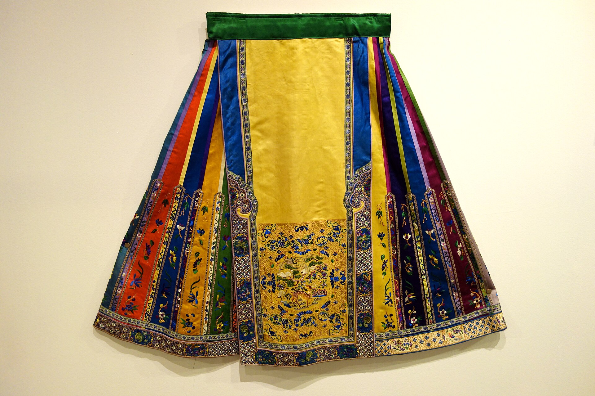 Woman's apron, silk with golden thread — QI MODA gallery