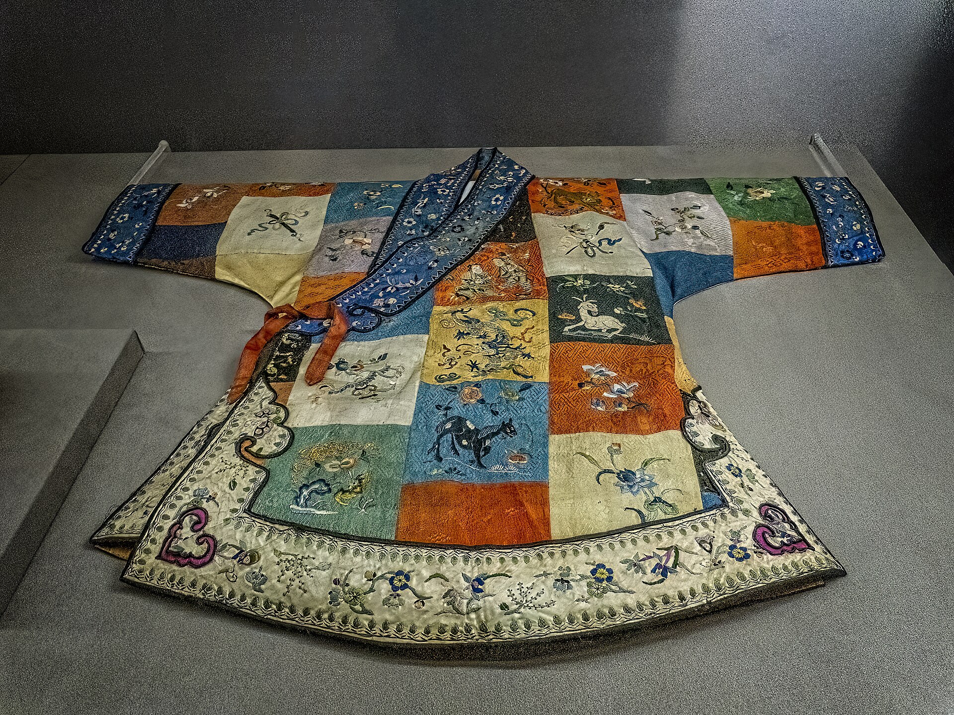Patchwork robe, embroidered silk, Qing Jiangsu — QI MODA gallery