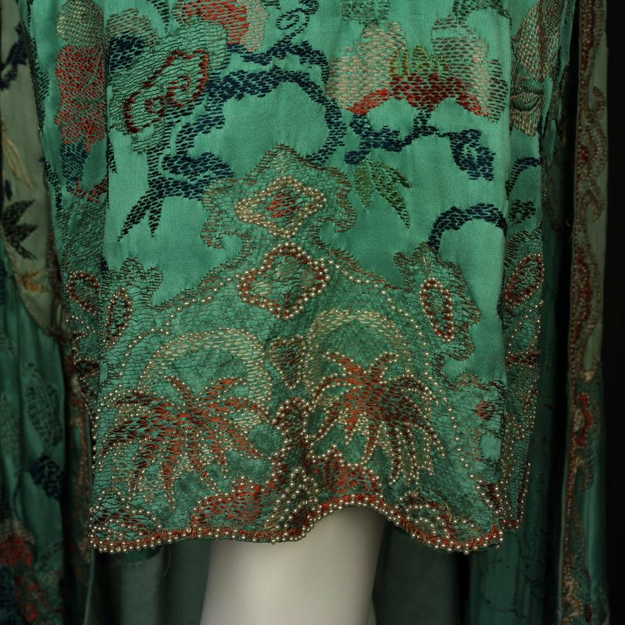 Paris evening dress on Chinese embroidered silk, 1926–28 — QI MODA gallery